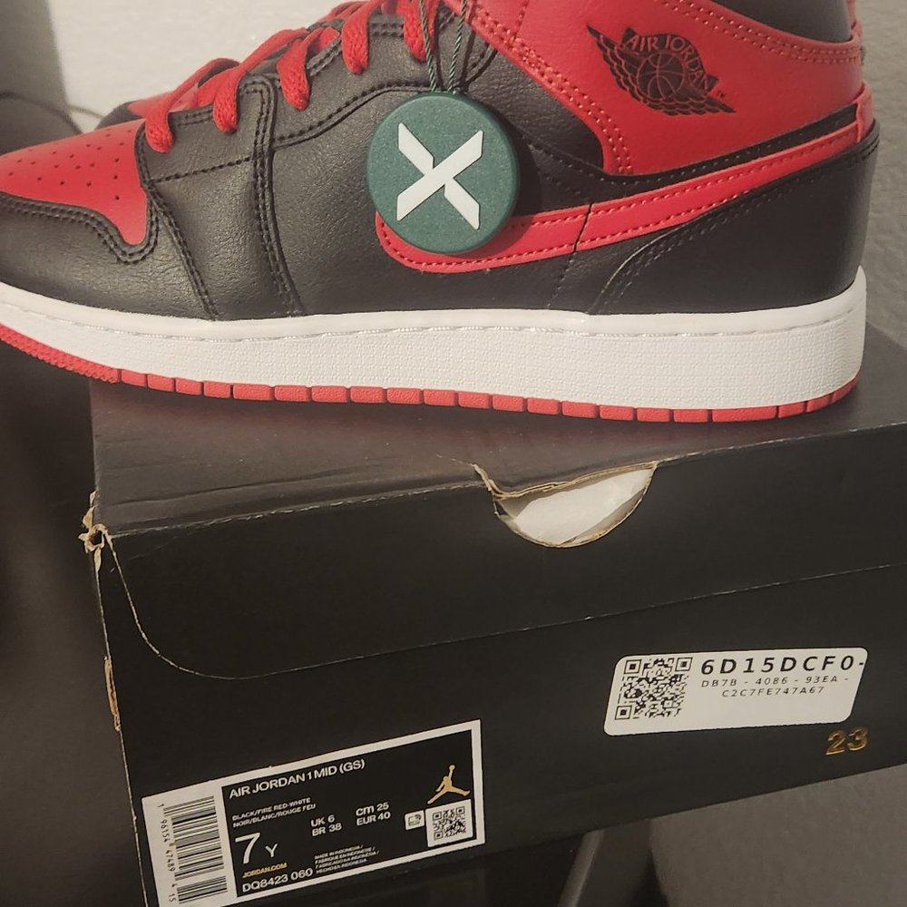 Aj1 Breds Sz 7Y fits mens size 7,women's size 8.5